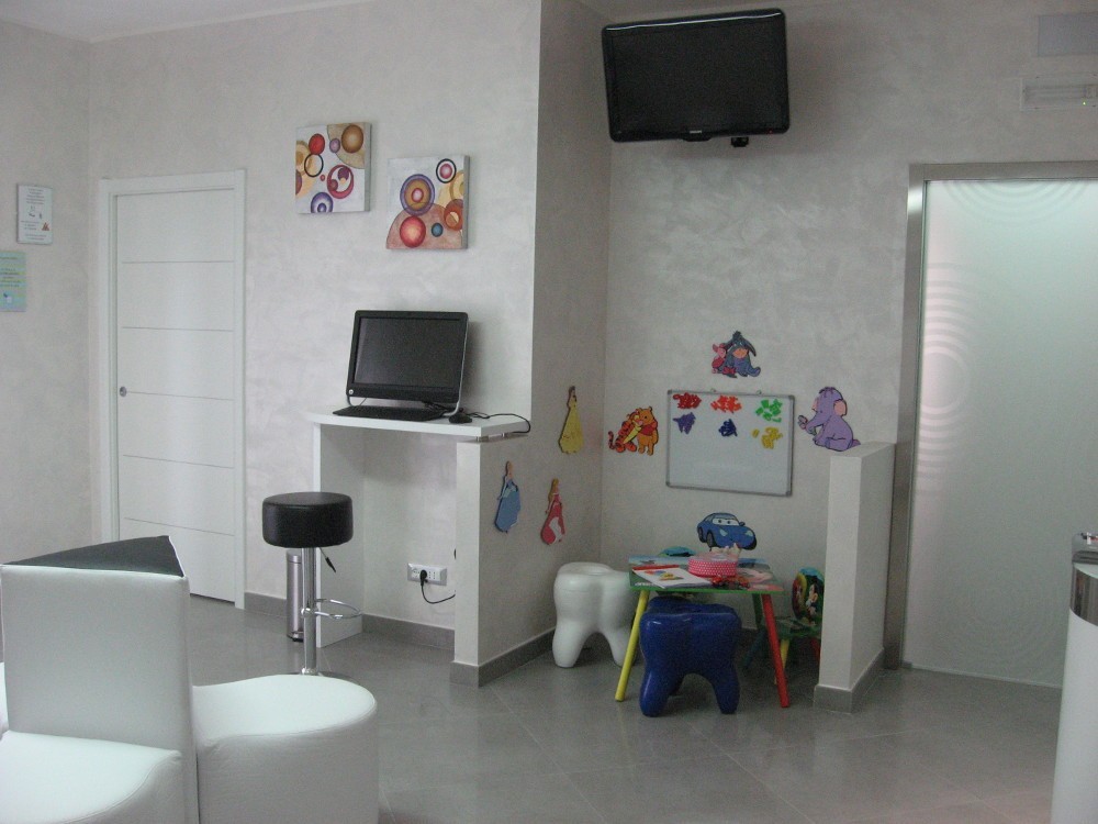l'angolo giochi per bambini della sala d'aspetto dello studio dentistico minutella di Bagheria