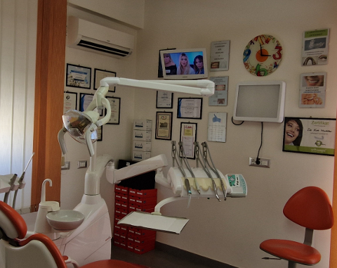 poltrona arancio nella sala operativa dello studio dentistico minutella di Bagheria, con con vista monitor per intrattenere il paziente