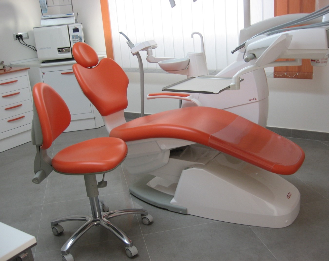 poltrona arancio nella sala operativa dello studio dentistico minutella di Bagheria