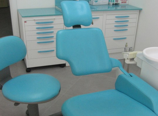 poltrona celeste nella sala operativa dello studio dentistico minutella di Bagheria