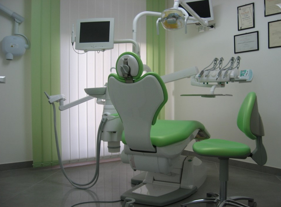 poltrona verde nella sala operativa dello studio dentistico minutella di Bagheria