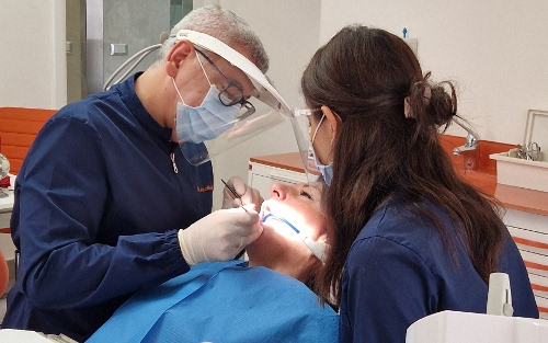 Nicola Minutella mentre effettua un trattamento ortodontico